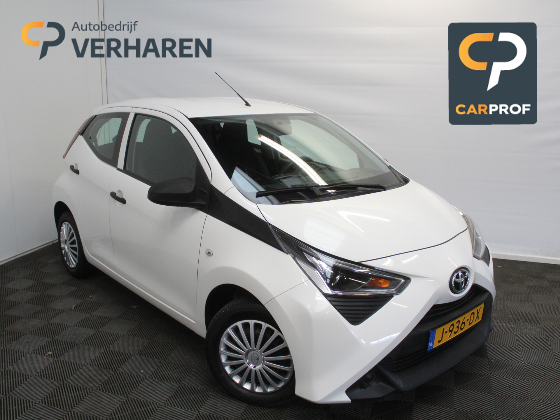 Toyota Aygo 1.0 VVT-i x-fun AIRCO | LED | BLUETOOTH | ELRM | STB | ISOFIX 52867332-0.jpg | Autobedrijf Verharen