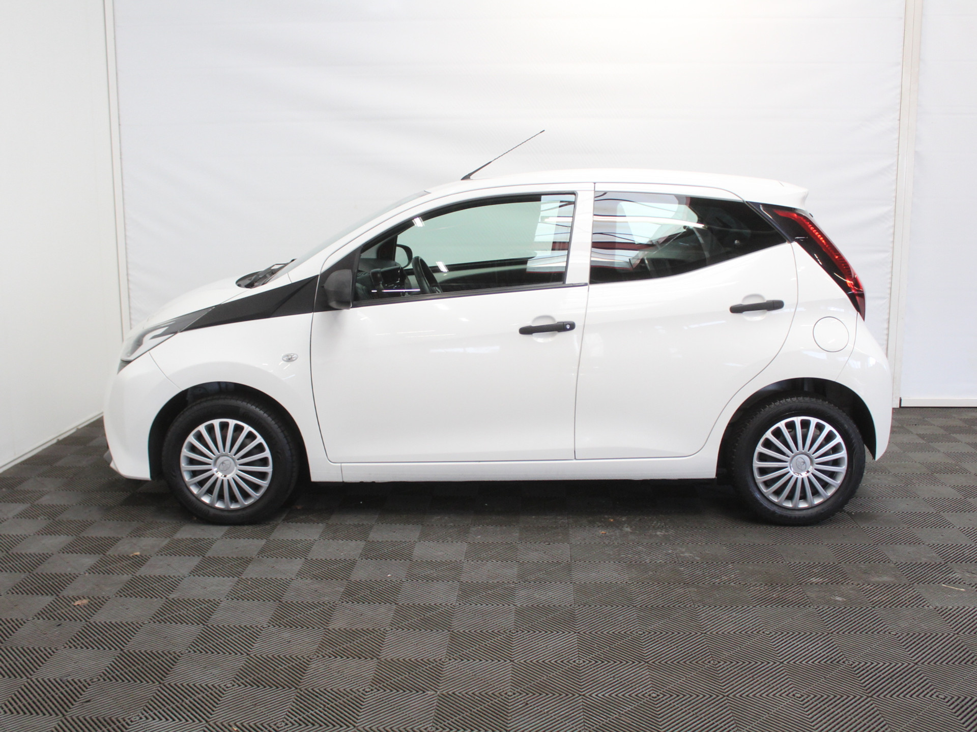 Toyota Aygo 1.0 VVT-i x-fun AIRCO | LED | BLUETOOTH | ELRM | STB | ISOFIX 52867332-0.jpg | Autobedrijf Verharen