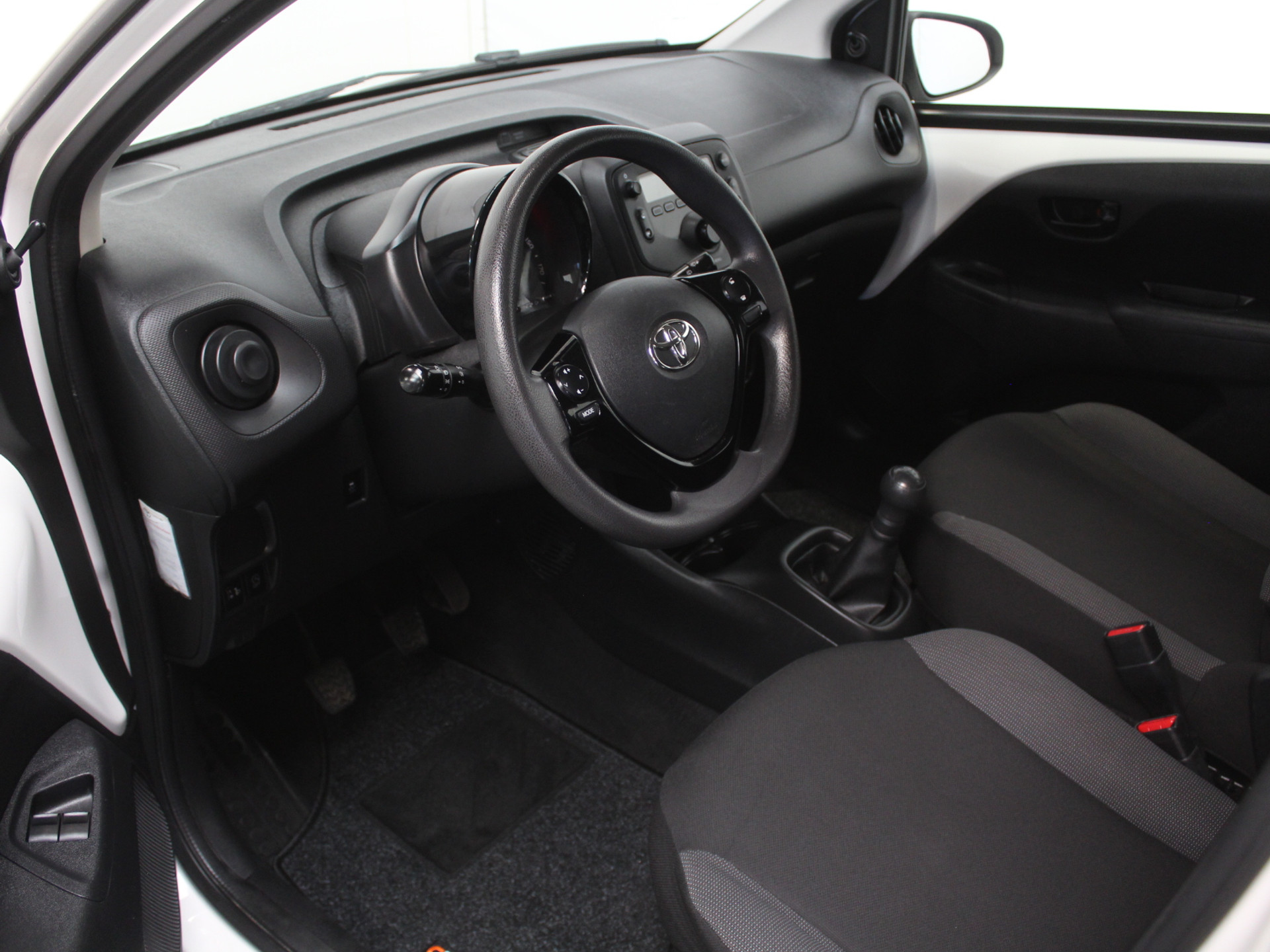 Toyota Aygo 1.0 VVT-i x-fun AIRCO | LED | BLUETOOTH | ELRM | STB | ISOFIX 52867332-0.jpg | Autobedrijf Verharen
