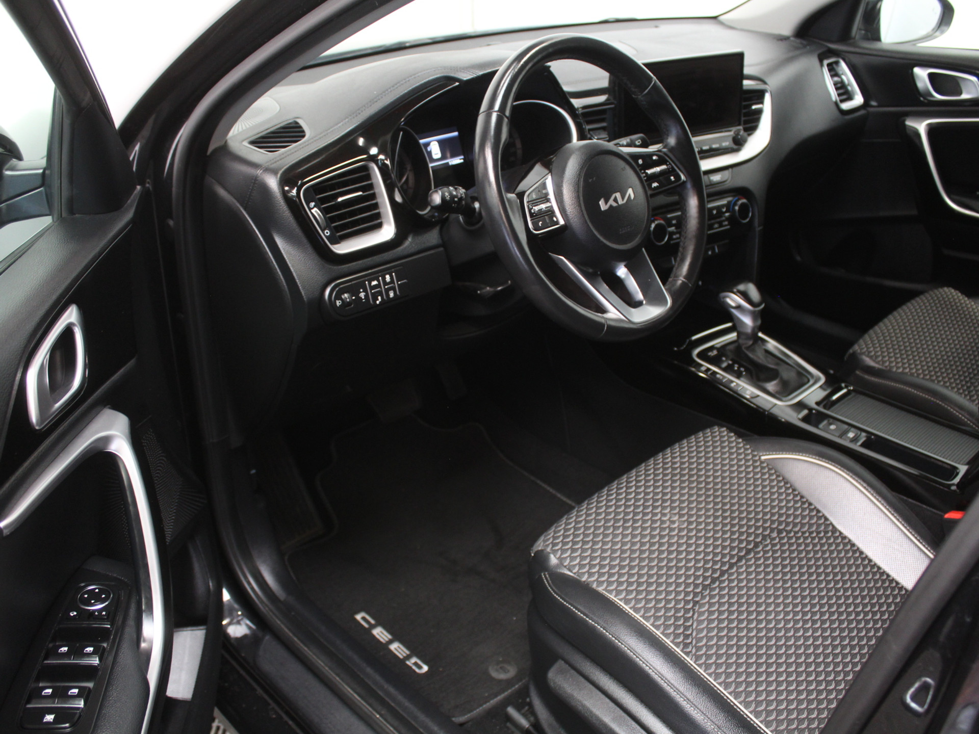 Kia Ceed 1.5 T-GDi MHEV DynamicPlusLine CAMERA | CARPLAY | LMV16 | AUTOMAAT | AFNBTRHAAK | LED | DAB | ADAPCRUISE | CLIMATE | NAVI | STOEL/STUURVERW 54122304-0.jpg | Autobedrijf Verharen